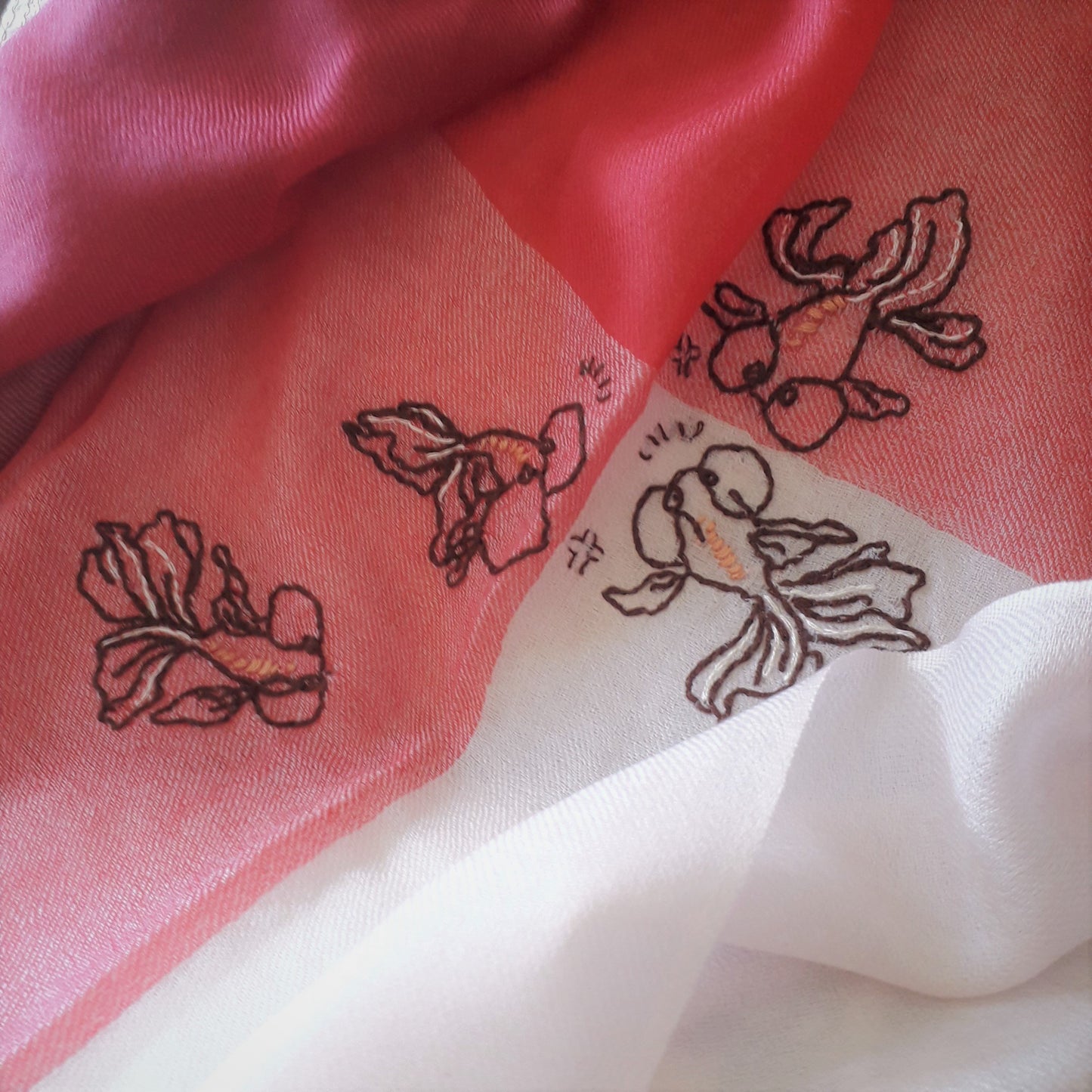 Super fine hand embroidery bubble eyes goldfish 300s pure cashmere big scarf