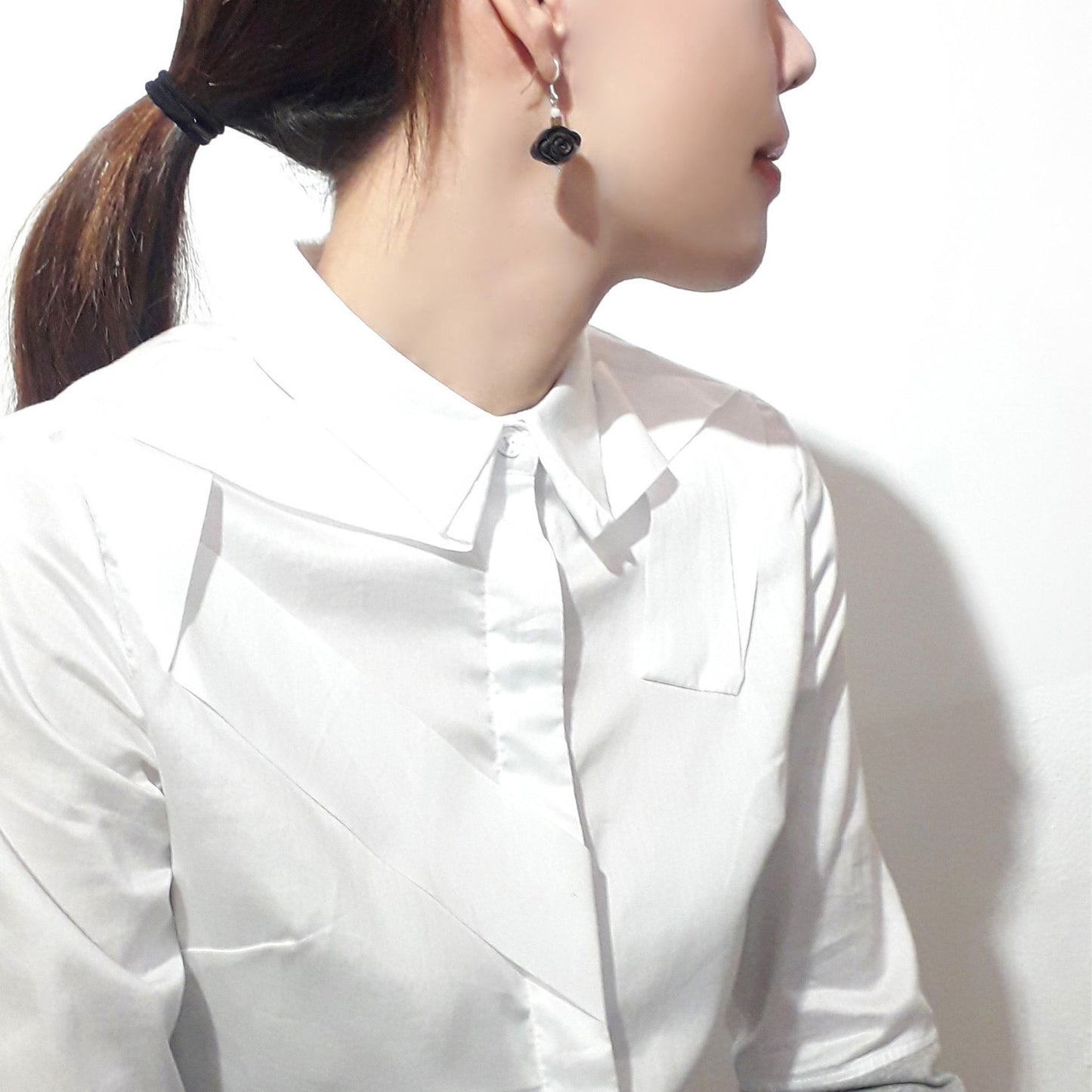 Black sandal wood crafted auspicious cloud 925 silver ear pins