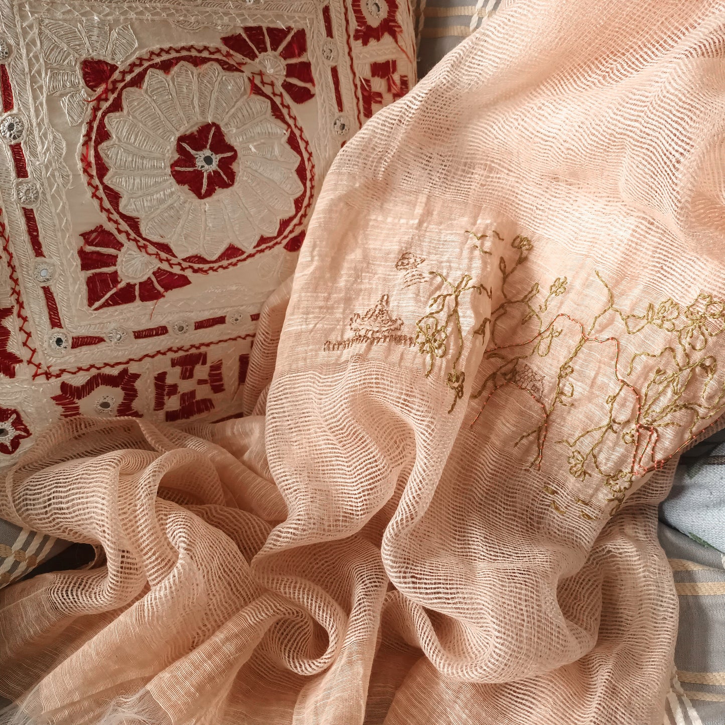 四季適用  可穿戴的藝術品 手工刺繡真絲混麻薄圍巾 幻想中的村落