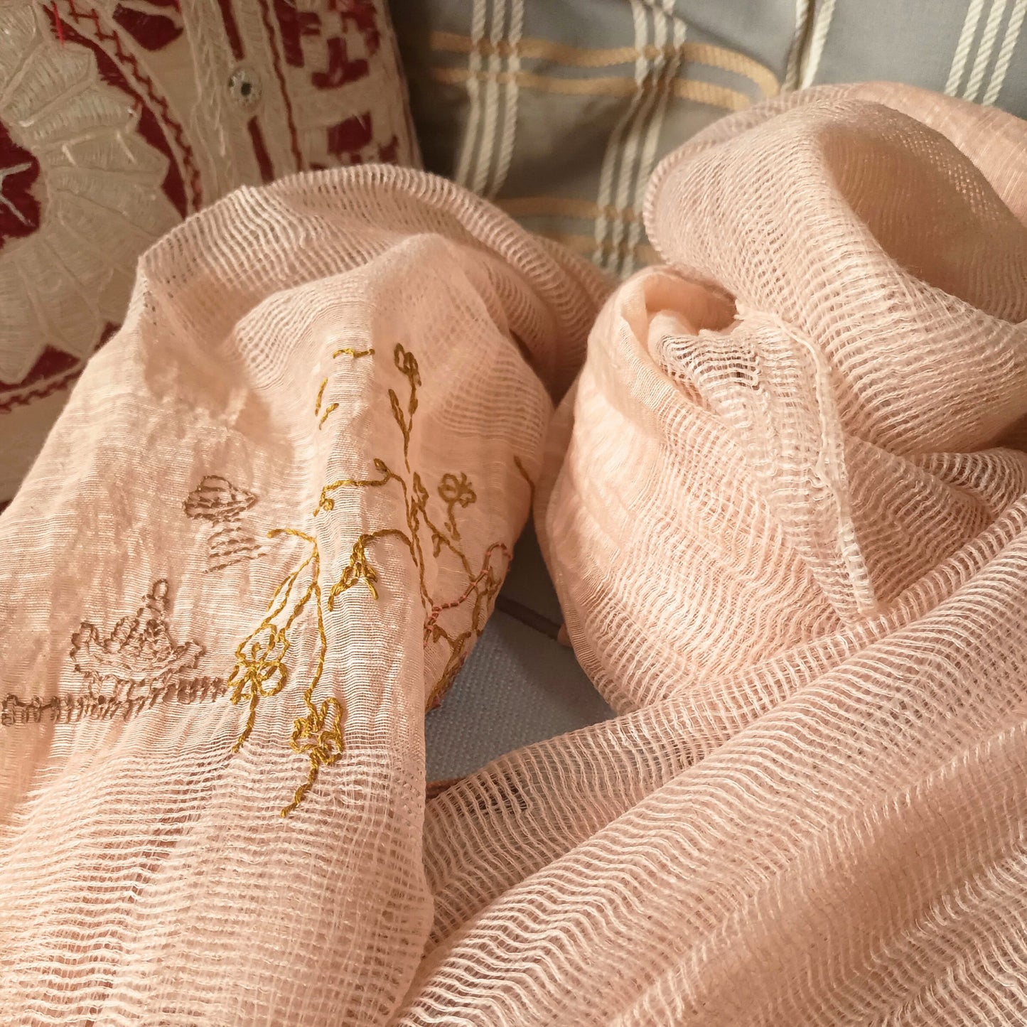 四季適用  可穿戴的藝術品 手工刺繡真絲混麻薄圍巾 幻想中的村落