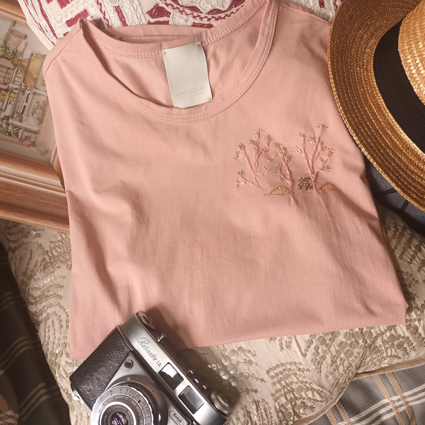 Hand embroidery village & UFO, Basic straight cut high-end smart casual cotton tee