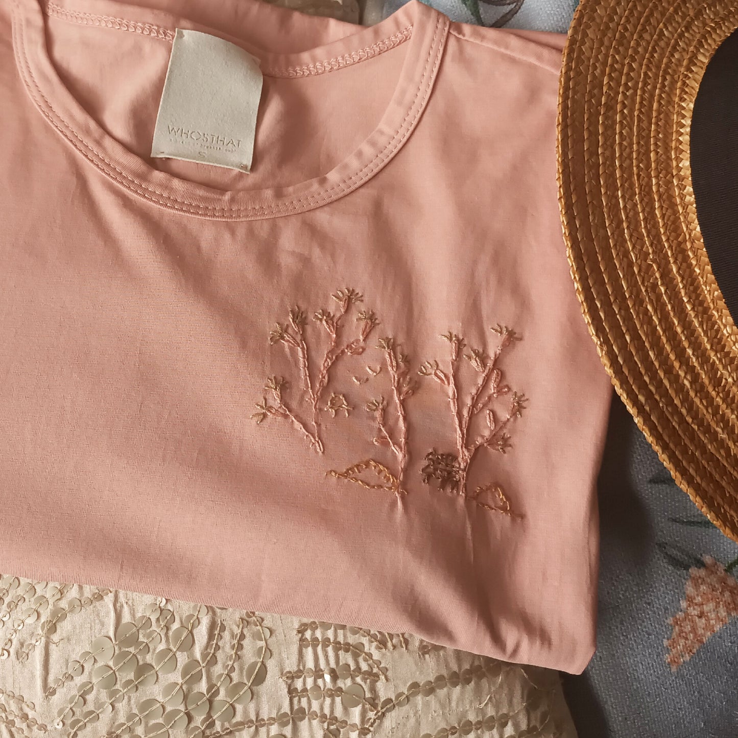 Hand embroidery village & UFO, Basic straight cut high-end smart casual cotton tee