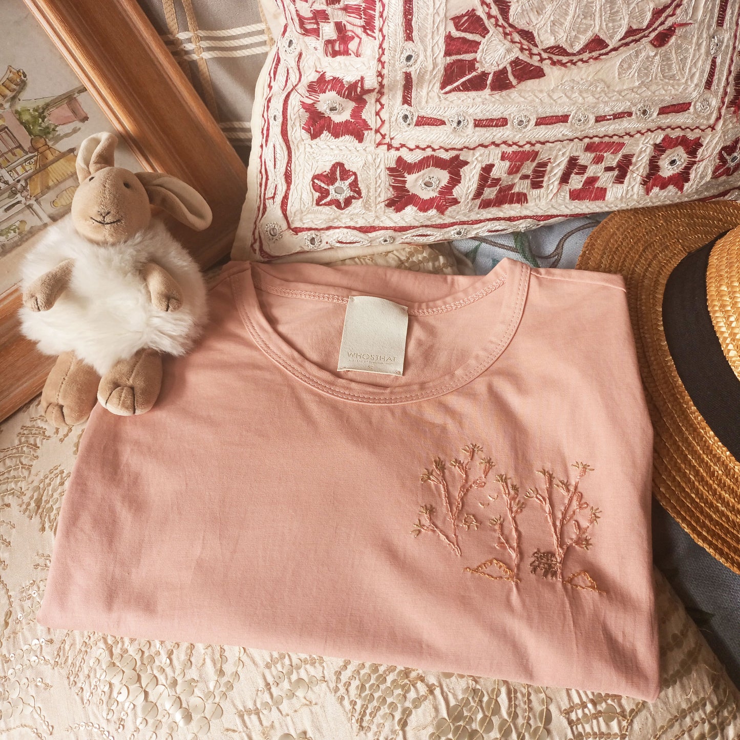 Hand embroidery village & UFO, Basic straight cut high-end smart casual cotton tee