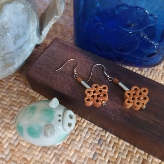 Scented peach wood Jubilation knot 925 silver platinum plated ear pins