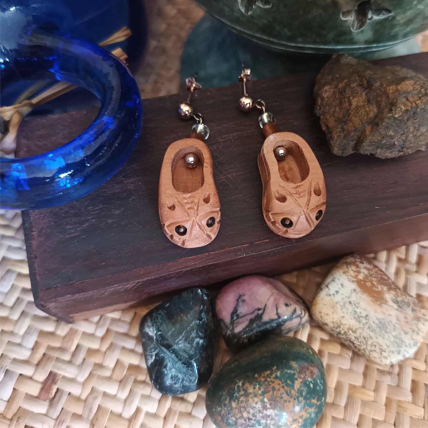 Scented peach wood crafted Chinese baby shoes 925 silver ear pins