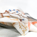 手工刺繡 300 紗支超細純羊絨圍巾 - 花的收藏家