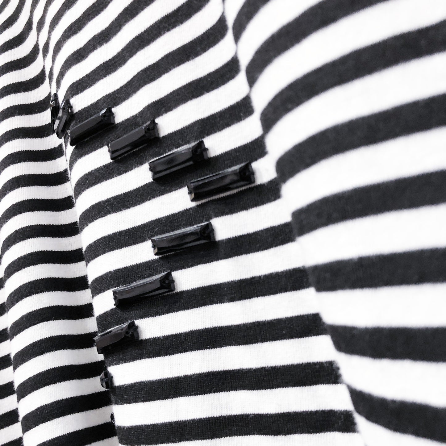 Hand stitch glass bead / black bead fine stripe side-seamless smart casual TEE