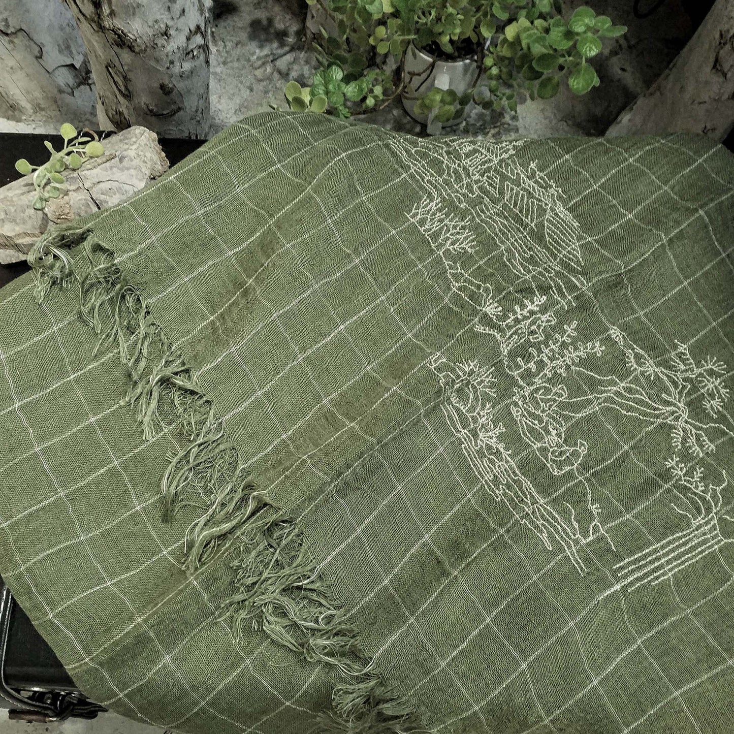 Embroidery window plaid pure linen scarf in Chinese poem line art pattern